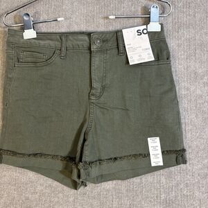 SO Juniors Midi High Rise Olive Green Shorts 4 Inch Inseam Size 7/28 NWT